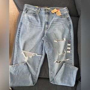NWT Levi’s. High Waisted Mom Jeans. High Rise. Tapered Leg. 16W M.